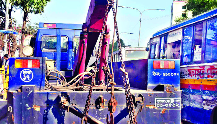 সড়ক মোড়ে যাত্রী ওঠা-নামা বন্ধে কঠোর হচ্ছে পুলিশ