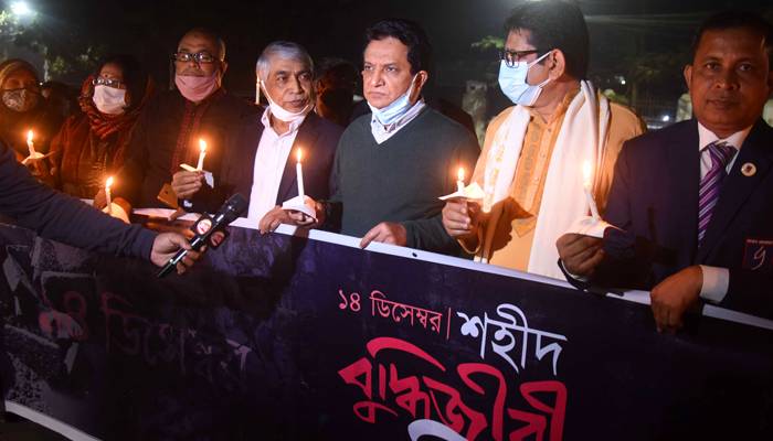 শহীদ বুদ্ধিজীবীদের প্রতি শ্রদ্ধা ঢাকা ইউনিভার্সিটি অ্যালামনাইয়ের