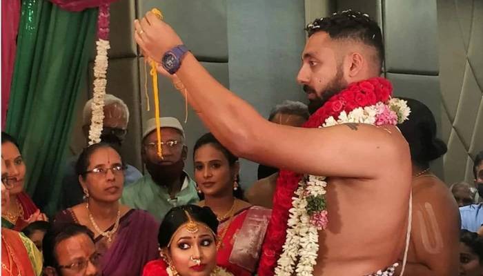 বিয়ের আসরে স্ত্রীকে নিয়ে ক্রিকেট খেললেন বর!