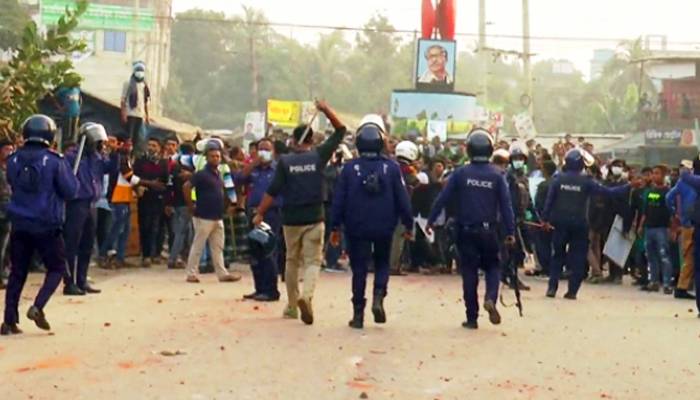 বঙ্গবন্ধুর ভাস্কর্য ভাঙার প্রতিবাদ সমাবেশে সংঘর্ষ, পুলিশের গুলি