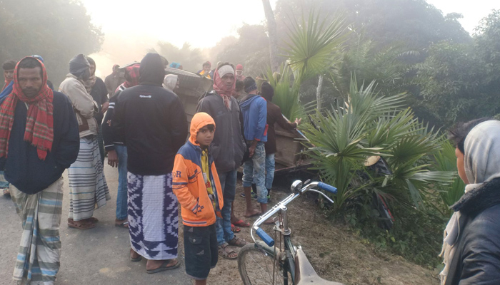 চাঁপাইনবাবগঞ্জে ট্রলি উল্টে চালক নিহত
