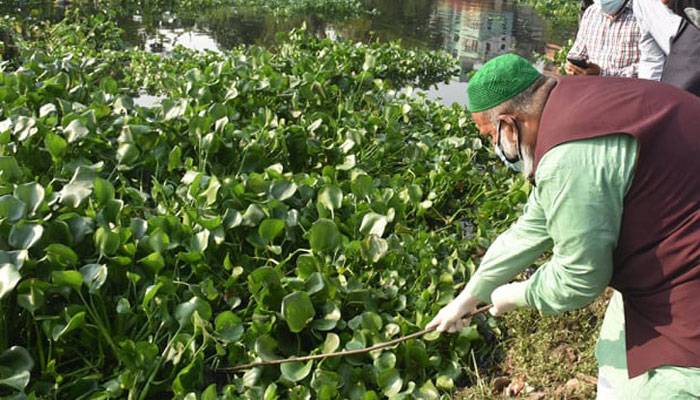নিজেই খাল পরিস্কার করলেন চসিক প্রশাসক