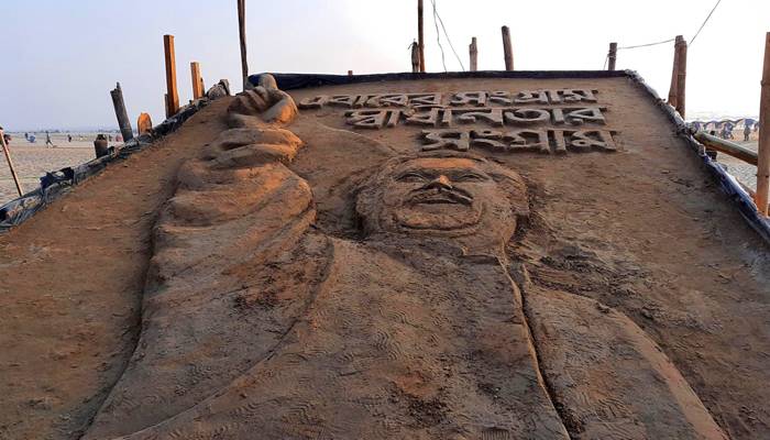 সৈকতে বঙ্গবন্ধুর বালুর ভাস্কর্য