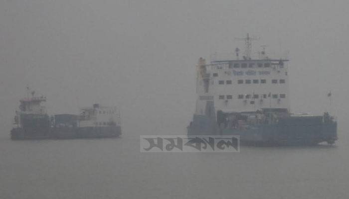 ঘন কুয়াশায় পাটুরিয়া-দৌলতদিয়ায় ফেরি বন্ধ