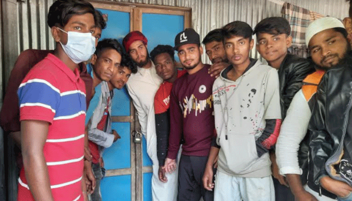 কটিয়াদীতে মাদক ব্যবসায়ীর ঘরে স্থানীয়দের তালা