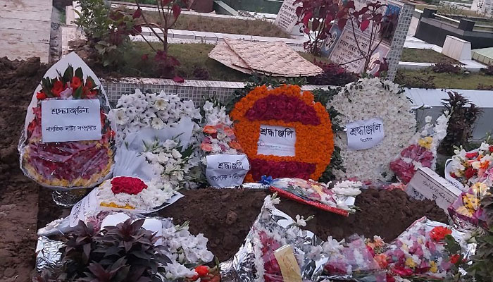 মায়ের পাশে চিরনিদ্রায় শায়িত অভিনেতা আবদুল কাদের