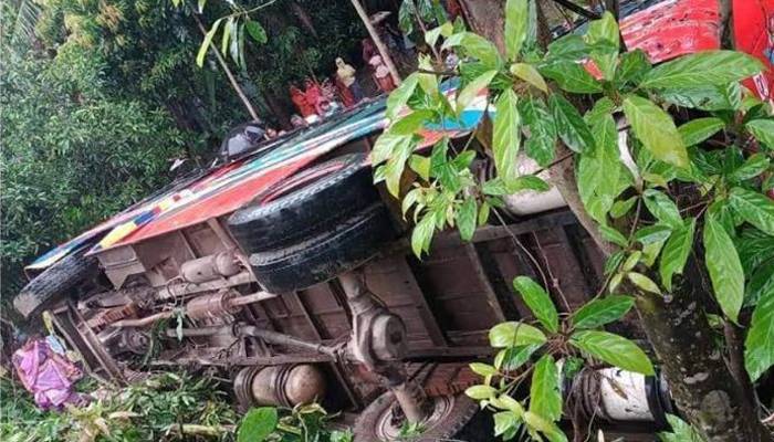 সিরাজগঞ্জে বাস খাদে পড়ে বৃদ্ধার মৃত্যু