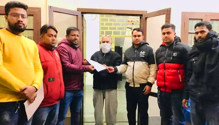 হল খুলে পরীক্ষা নেওয়ার দাবিতে ভিসিকে রাবি ছাত্রলীগের স্মারকলিপি