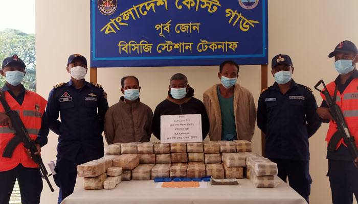 সাগরে সাড়ে ৪ লাখ ইয়াবাসহ মিয়ানমারের তিন নাগরিক আটক