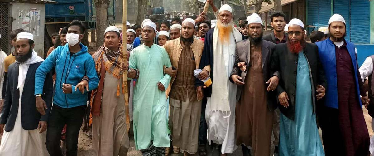 গাজীপুরে ইমামকে জুতাপেটা, প্রতিবাদে বিক্ষোভ গাজীপুরে ইমামকে জুতাপেটা, প্রতিবাদে বিক্ষোভ