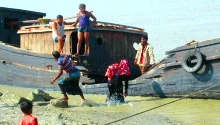 ধাক্কায় ভাঙা ট্রলার যাত্রী নিয়ে ডুবতে ডুবতে পৌঁছাল তীরে ধাক্কায় ভাঙা ট্রলার যাত্রী নিয়ে ডুবতে ডুবতে পৌঁছাল তীরে