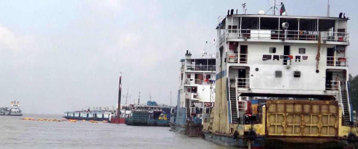 ঘন কুয়াশায় পাটুরিয়া-দৌলতদিয়া নৌরুটে ফেরি চলাচল বন্ধ ঘন কুয়াশায় পাটুরিয়া-দৌলতদিয়া নৌরুটে ফেরি চলাচল বন্ধ