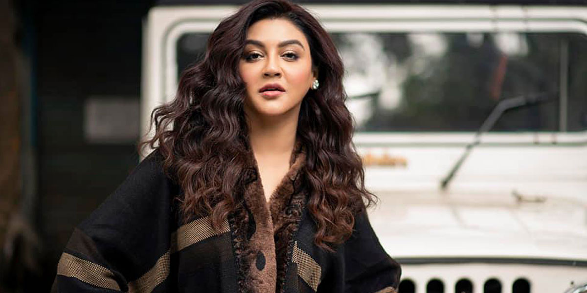 দুই ছবি নিয়ে বছর সেরা জয়া দুই ছবি নিয়ে বছর সেরা জয়া