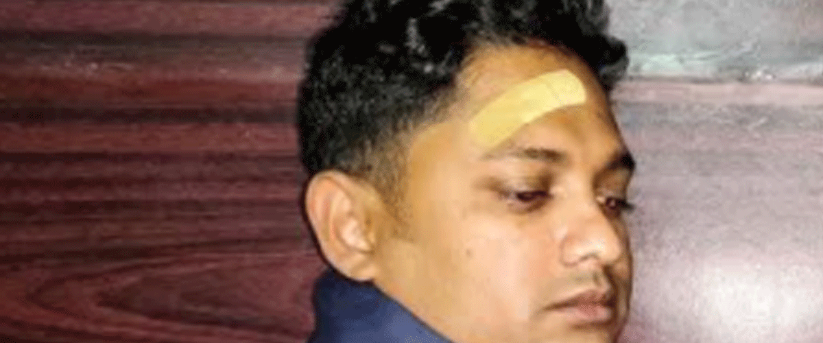 রাজশাহীতে দুই সংবাদকর্মীর ওপর বিদ্রোহী প্রার্থীর সমর্থকদের হামলা রাজশাহীতে দুই সংবাদকর্মীর ওপর বিদ্রোহী প্রার্থীর সমর্থকদের হামলা