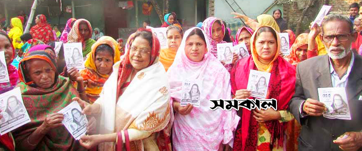 তিন স্ত্রীকে সঙ্গে নিয়ে আরেক স্ত্রীর জন্য ভোট চাইছেন তিনি তিন স্ত্রীকে সঙ্গে নিয়ে আরেক স্ত্রীর জন্য ভোট চাইছেন তিনি
