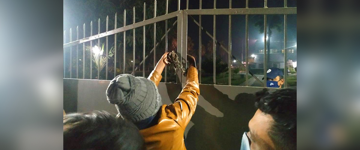 রাবি উপাচার্যের বাসভবনে তালা দিলেন ছাত্রলীগের ‘চাকরি প্রত্যাশীরা’ রাবি উপাচার্যের বাসভবনে তালা দিলেন ছাত্রলীগের ‘চাকরি প্রত্যাশীরা’