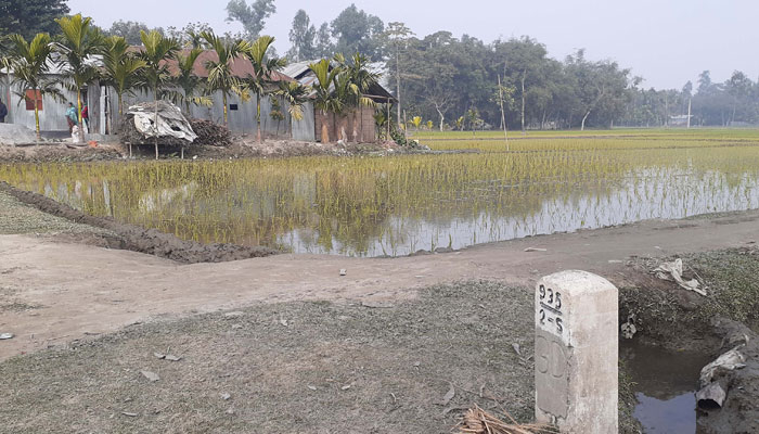 সীমান্তে বাড়ির স্থাপনা ভেঙে দিল বিজিবি