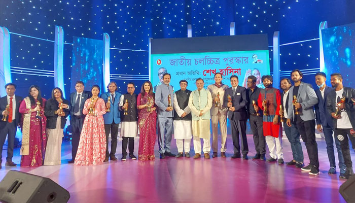 জাতীয় চলচ্চিত্র পুরস্কার ঘরে তুললেন বিজয়ীরা