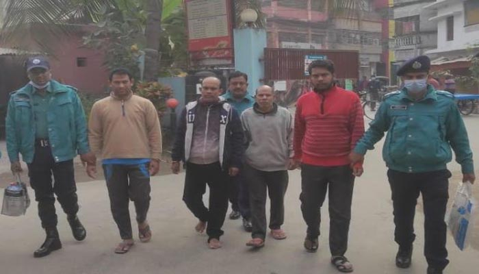 স্পিরিট-রঙ মিশিয়ে ‘বিদেশী মদ’ বানাতেন তারা
