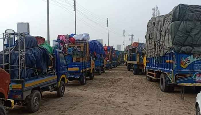 শিমুলিয়ায় ৫ ঘণ্টা বন্ধ থাকার পর চলল ফেরি