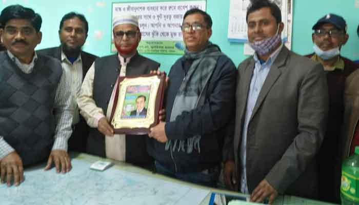 বাকেরগঞ্জে এসএএও'কে বিদায়ী সম্মাননা ইউনিয়নবাসীর