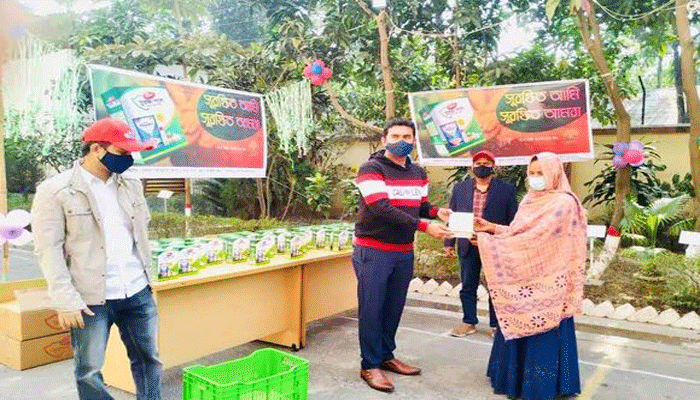 ডাবরের উদ্যোগে ৩০০ পরিবারের মাঝে করোনার সুরক্ষিত কিট বিতরণ