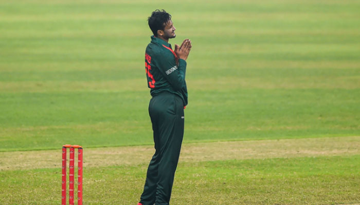 ফিরেই ক্যারিয়ারের তৃতীয় সেরা বোলিং সাকিবের