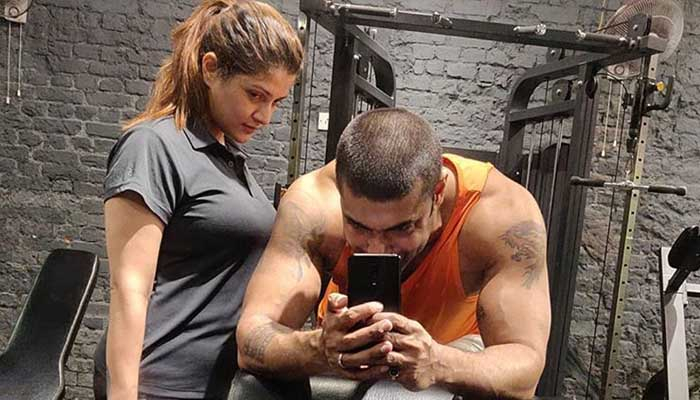 অবশেষে শ্রাবন্তীকে নিয়ে মুখ খুললেন রোশান