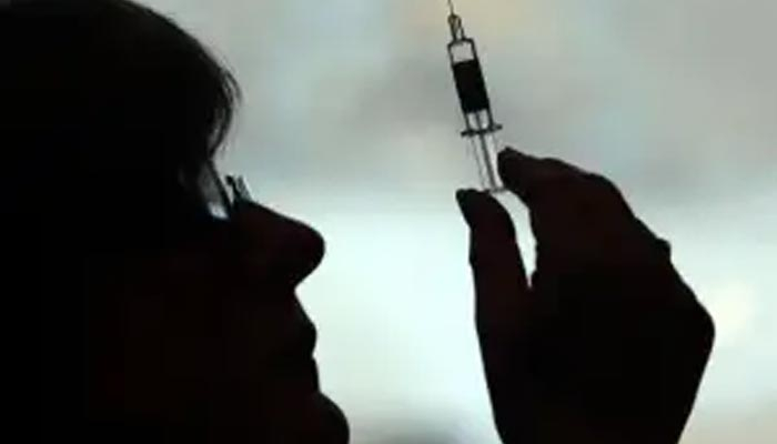 ভ্যাকসিন নিতে 'অনাগ্রহ' ভারতের অনেক স্বাস্থ্যকর্মীর
