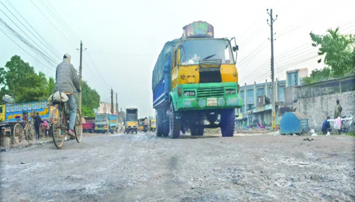 কাজ শেষ না হতেই ভাঙল ৩২১ কোটি টাকার রাস্তা