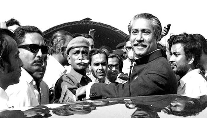 ওই মহামানব আসে...