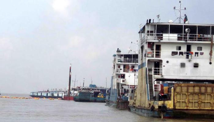 ঘন কুয়াশায় পাটুরিয়া-দৌলতদিয়া নৌরুটে ফেরি চলাচল বন্ধ