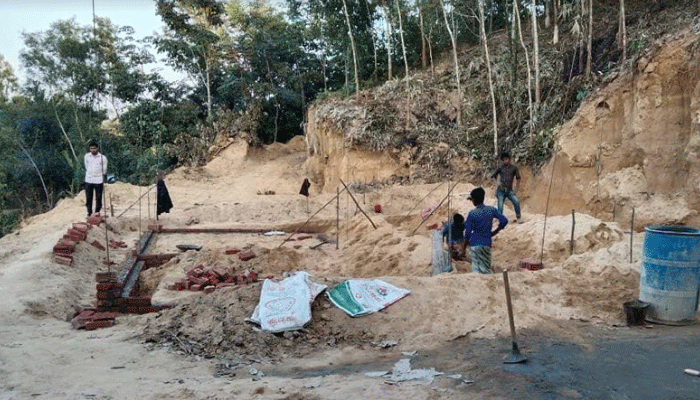 বান্দরবানের লামায় পাহাড় কেটে ঘর
