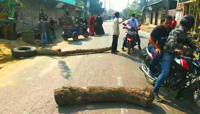বসুরহাটে সুষ্ঠু নির্বাচনের দাবিতে আ’লীগের মেয়র প্রার্থীর সড়ক অবরোধ
