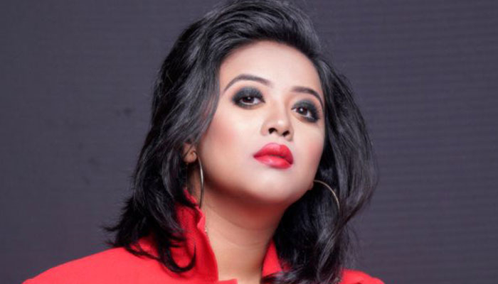 নাটক-সিনেমায় অভিনয়ের প্রস্তাব পাই, করিনা: ঐশী