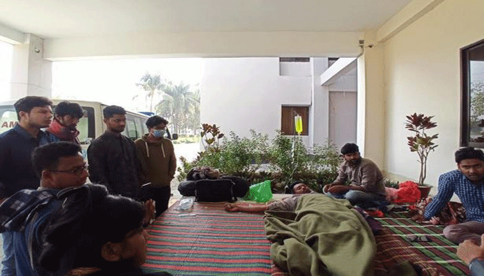 খুবিতে অনশনের দ্বিতীয় দিনে গুরুতর অসুস্থ এক শিক্ষার্থী