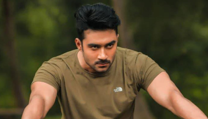 নায়ক রোশানকে নিয়ে তিন ছবির ঘোষণা আসছে