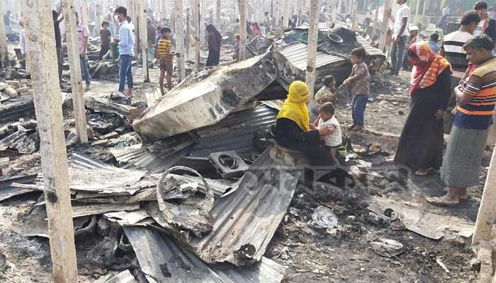 রোহিঙ্গা ক্যাম্পে আগুনে পুড়ল ৫০০ ঘর