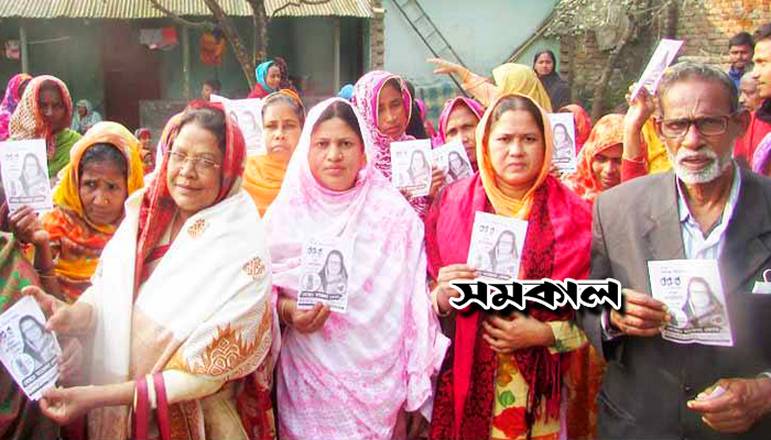 তিন স্ত্রীকে সঙ্গে নিয়ে আরেক স্ত্রীর জন্য ভোট চাইছেন তিনি