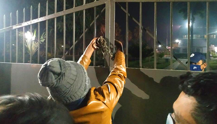 রাবি উপাচার্যের বাসভবনে তালা দিলেন ছাত্রলীগের ‘চাকরি প্রত্যাশীরা’