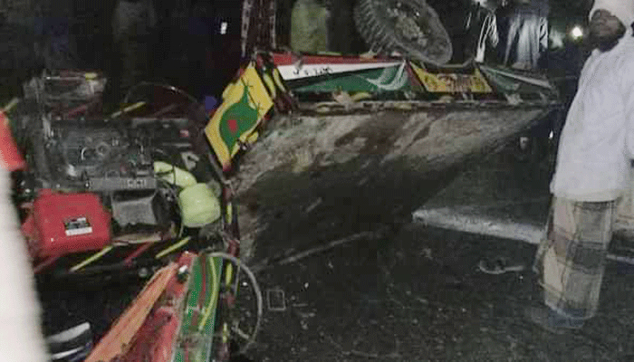 শৈলকুপায় ট্রাকের ধাক্কায় করিমনের ৬ যাত্রী নিহত