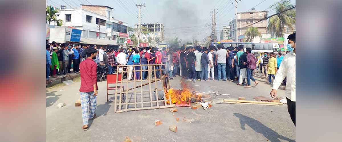 ববি শিক্ষার্থীকে লাঞ্ছিত করায় ২ ঘণ্টা মহাসড়ক অবরোধ ববি শিক্ষার্থীকে লাঞ্ছিত করায় ২ ঘণ্টা মহাসড়ক অবরোধ