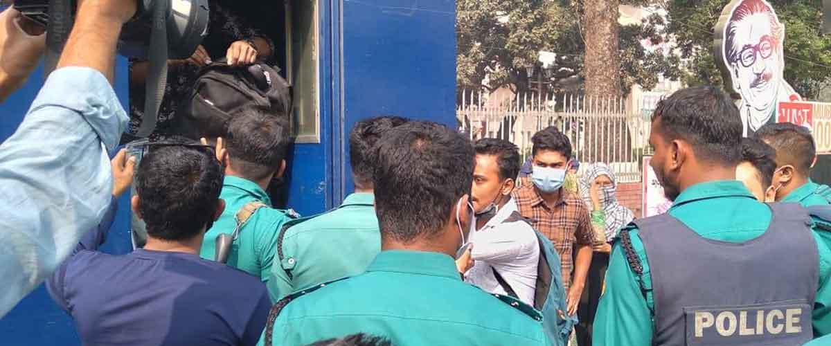 পুলিশি বাধায় জাতীয় বিশ্ববিদ্যালয় শিক্ষার্থীদের আন্দোলন স্থগিত পুলিশি বাধায় জাতীয় বিশ্ববিদ্যালয় শিক্ষার্থীদের আন্দোলন স্থগিত