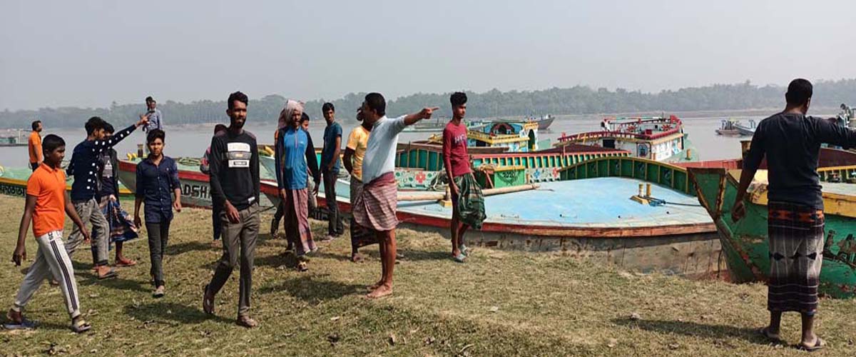 যুবলীগ নেতার বালু উত্তোলন বন্ধ করে দিল গ্রামবাসী যুবলীগ নেতার বালু উত্তোলন বন্ধ করে দিল গ্রামবাসী