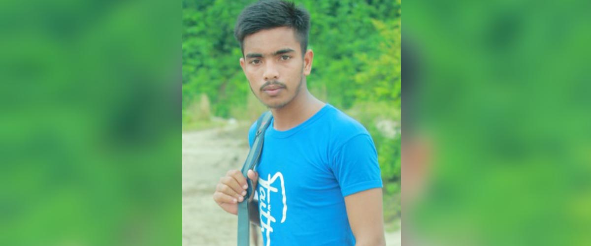 নিজের কাটা গাছের নিচে চাপা পড়ে প্রাণ গেল রায়হানের নিজের কাটা গাছের নিচে চাপা পড়ে প্রাণ গেল রায়হানের