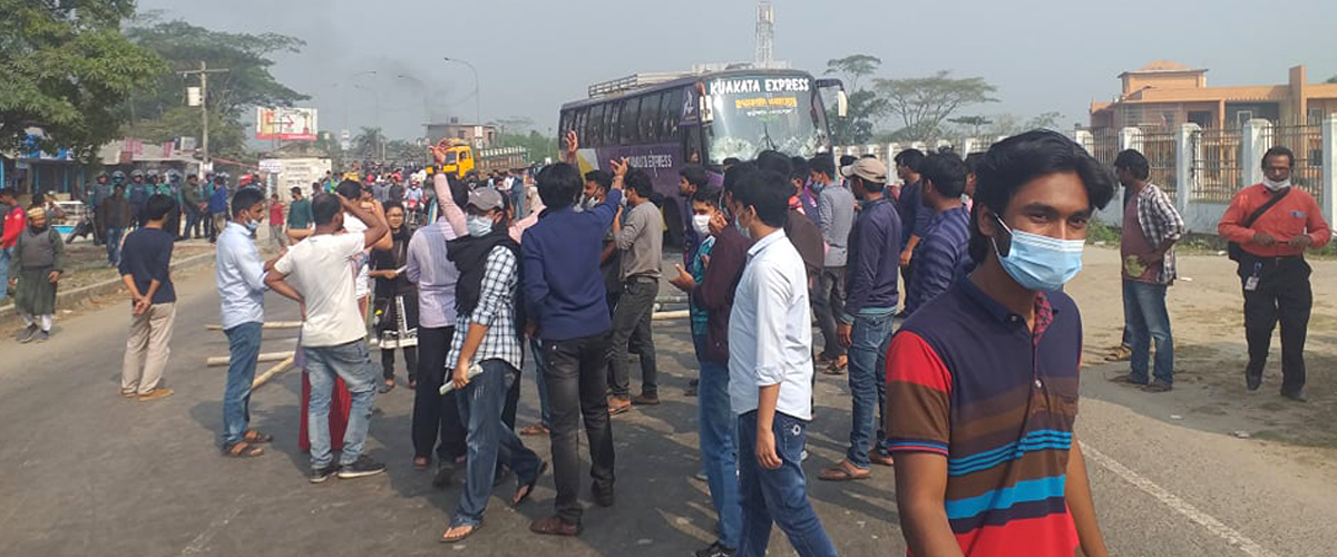 হামলার অভিযোগে সড়ক অবরোধ করে বিক্ষোভে ববি শিক্ষার্থীরা হামলার অভিযোগে সড়ক অবরোধ করে বিক্ষোভে ববি শিক্ষার্থীরা