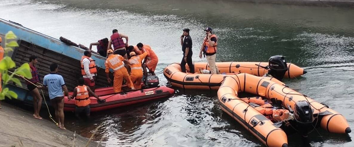 ভারতে নিয়ন্ত্রণ হারিয়ে যাত্রীবাহী বাস খালে, নিহত ৩৭ ভারতে নিয়ন্ত্রণ হারিয়ে যাত্রীবাহী বাস খালে, নিহত ৩৭