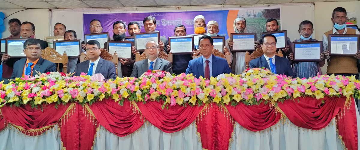 পেঁয়াজ চাষিদের কোটি টাকা ঋণ দিলো শাহজালাল ইসলামী ব্যাংক পেঁয়াজ চাষিদের কোটি টাকা ঋণ দিলো শাহজালাল ইসলামী ব্যাংক