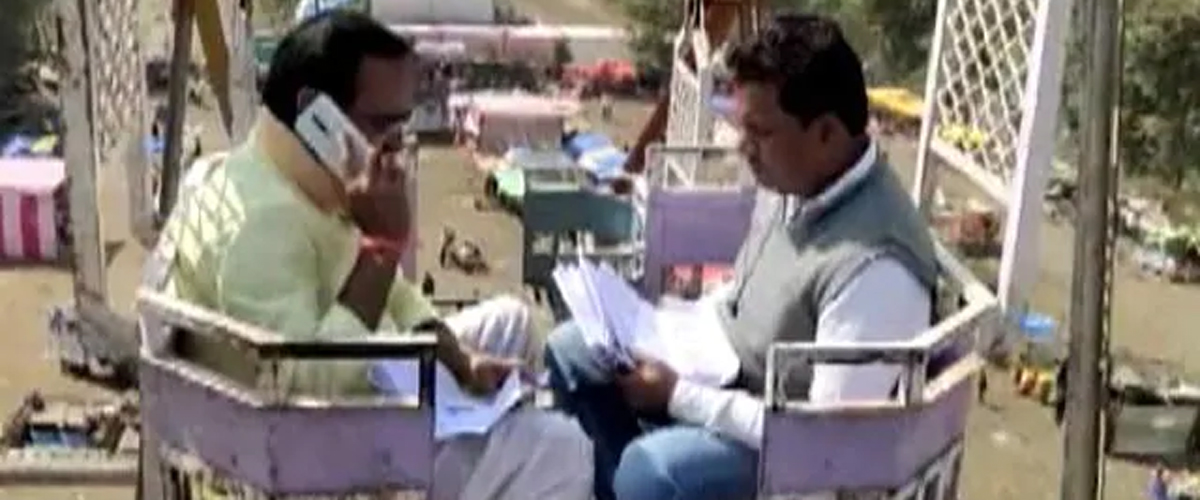 মোবাইলে নেটওয়ার্ক পেতে নাগরদোলায় চড়লেন মন্ত্রী! মোবাইলে নেটওয়ার্ক পেতে নাগরদোলায় চড়লেন মন্ত্রী!