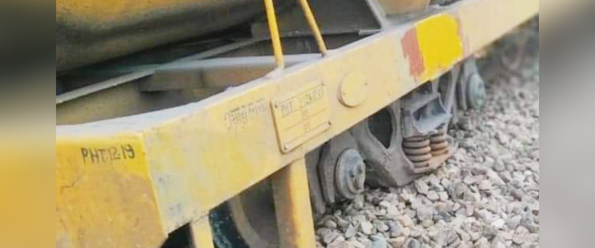 কুলাউড়ায় বগি লাইনচ্যুত, ঢাকা-সিলেট ট্রেন চলাচল বন্ধ কুলাউড়ায় বগি লাইনচ্যুত, ঢাকা-সিলেট ট্রেন চলাচল বন্ধ